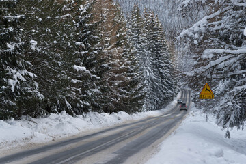 Asfaltowa droga przebiegająca przez Góry Izerskie. Polska zimą. © boguslavus