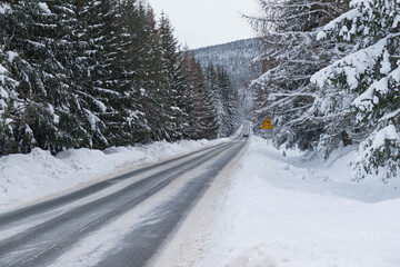 Asfaltowa droga przebiegająca przez Góry Izerskie. Polska zimą. © boguslavus