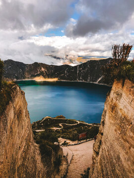 Laguna de Quilota.
Laguna formada en el cr&aacute;ter de un volc&aacute;n extinto en Ecuador. Los colores de la laguna tienden a cambiar conforme le da el sol y la posici&oacute;n en la que uno mire.