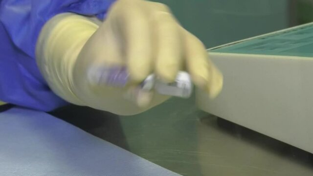 preparazione del vaccino anti covid 19 pfizer biontech prima di essere somministrato alla popolazione