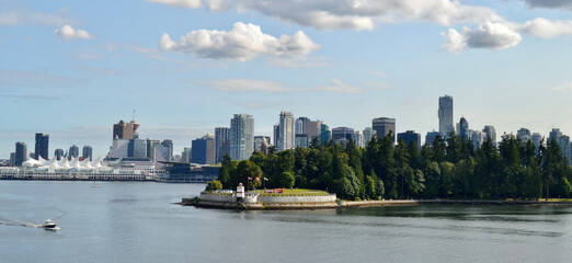 Fototapeta premium Vancouver skyline with Stanley Park in the right foreground