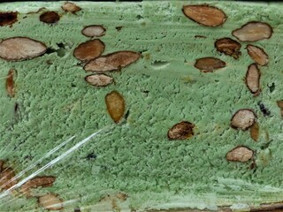 Grüner Nougat / Nugat mit Mandelstücken
