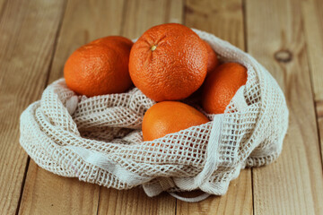 Owoce pomarańczy w ekologicznej torbie zakupowej