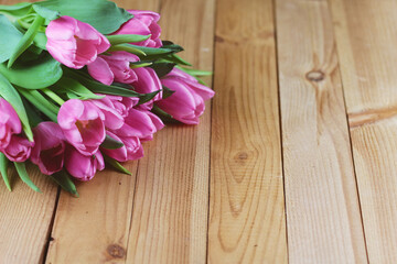 Wiosenne tulipany kwiaty różowe na tle drewnianych desek - obrazy, fototapety, plakaty
