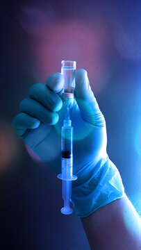 mano de cientifico o medico un una jeringa y un frasco de vacuna. Colores impresionantes