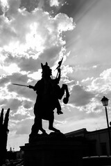 estatua de un hombre en caballo en blanco y negro tomada a luz del mediodía