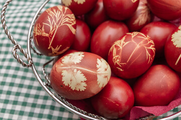 Obraz na płótnie Canvas Painted Easter eggs in onion husks with abstract drawings are in a basket