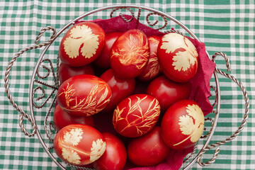 Obraz na płótnie Canvas Painted Easter eggs in onion husks with abstract drawings are in a basket