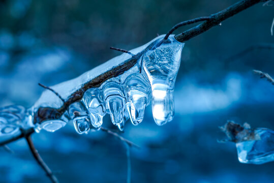 Gefrorene Eiszapfen vor blauem Hintergrund