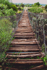 Puente de madera colgante
