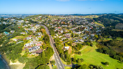 Obraz premium Motorway running through a quiet suburb on the shore of a beautiful harbor. Auckland, New Zealand.