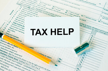 Obraz premium Business card with text Tax Help on financial docs