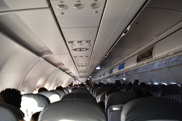 Interior de un avión, listo para despegar