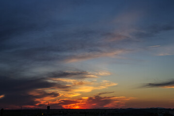Precioso atardecer con nubes en Madrid
