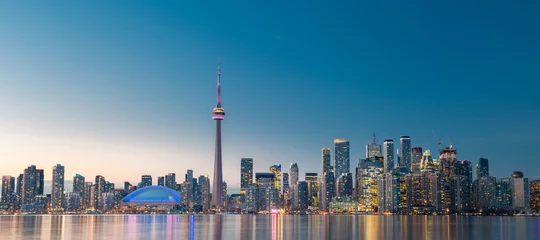Fotobehang De stadshorizon van Toronto bij nacht, Ontario, Canada © surangaw