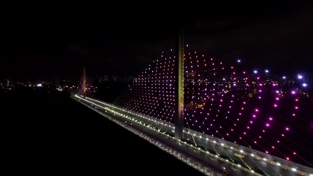 Puente de la novena de  noche con luces en Bucaramanga -Santander-Colombia . Latinoam&eacute;rica 