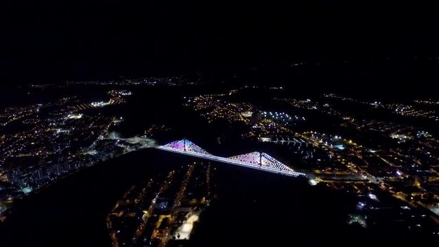Puente con luces de noche en Bucaramanga - Santander - Colombia . Latinoam&eacute;rica 