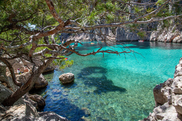 eau turquoise calanques sud de la france en été