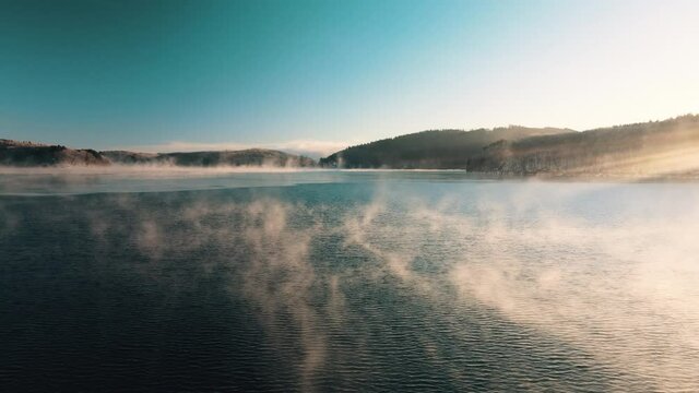 Morgend&auml;mmerung und Nebel am See