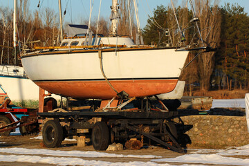 Obraz premium Old sailboats and yachts on the shore at winter