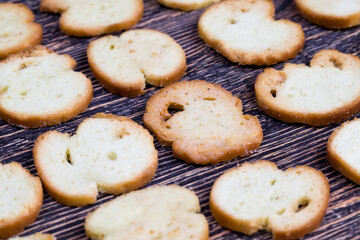 fried rye crackers with spices