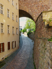 Calle solitaria en los pueblos de la baja sajonia. Alemania.