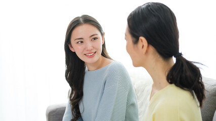 リビングで雑談をする親子