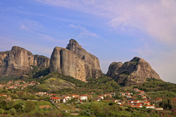 Plakat Greece, Meteora. Town and mountains.