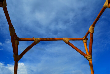 Estructura de madera soga y palma con cielo nublado de playas de Los Cabos Mexico