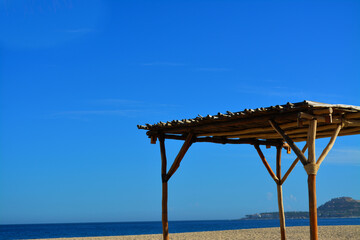 Toldo moderno parasol de madera en playa