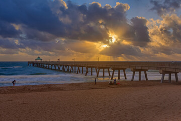 Fototapeta premium Rays of sunrise at Deerfield Beach Pier 