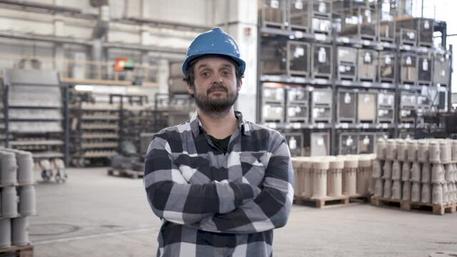 Arbeiter in Industriehalle