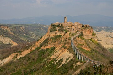 Fototapeta na wymiar Mountain view with Civita di Bagnoregio, Umbria 