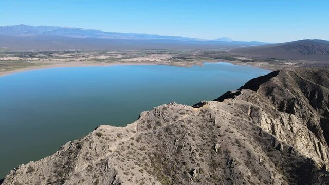 Monta&ntilde;a y lago azul