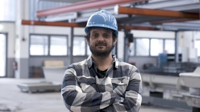 Portrait eines Arbeiters in Industriehalle