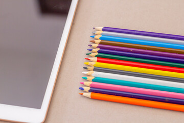 Naklejka premium varios lápices de colores de dibujo, artista, artículo electrónico, primer plano, detalles