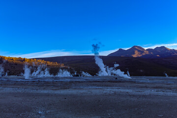 Campo de géiseres humeantes al amanecer. Géiser del Tatio, San Pedro de Atacama, Chile.