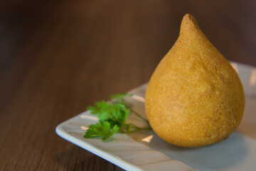 Coxinha, típico lanche salgado feito com carne de frango muito comum em lanchonetes, festas e...
