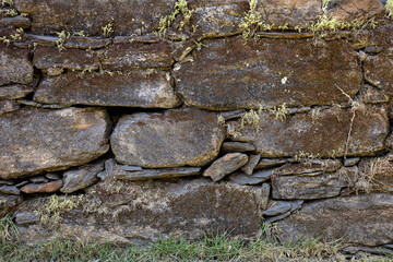 Imagem de muro antigo feito de pedras e rochas para ser usada como background ou wallpaper.