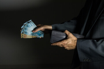 Imagem mostrando dinheiro brasileiro em situa&ccedil;&atilde;o que pode ser de neg&oacute;cios, compra, pagamentos ou at&eacute; mesmo corrup&ccedil;&atilde;o e subornos.
