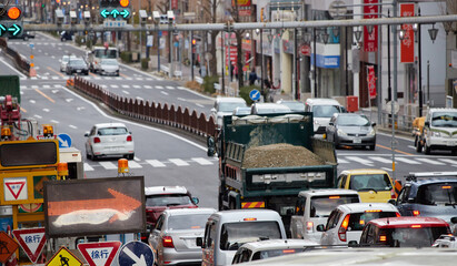 朝の名古屋市の通勤道路の車の渋滞の様子