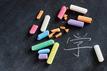 学校の黒板とカラフルなチョークの様子