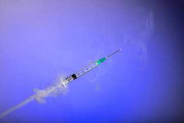 Jeringa hipodérmica para vacuna con fondo azul