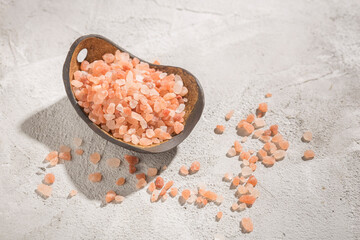Fototapeta na wymiar pink himalayan salt, in bowl on white background