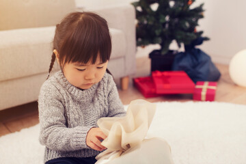 クリスマスプレゼントを開封する女の子