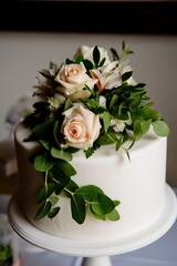 torta con flores en boda