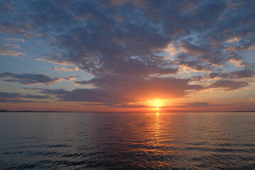 Obraz premium beautiful sunset on the lake in the summer