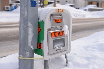 雪で転倒を防止するための砂箱