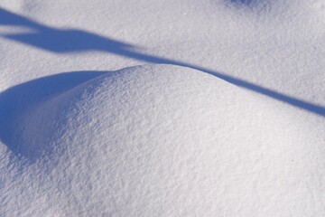 丸く積もった雪と影