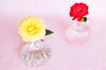 花瓶のミニチュアローズ